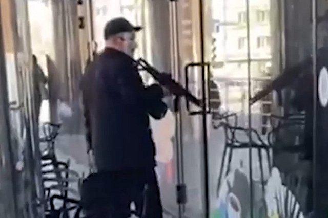 Жителей Эльмаша напугал неизвестный в маске с «автоматом» в руках