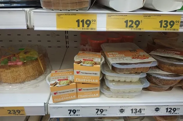 Названа сумма, которую магазины теряют на продуктах, съедаемых покупателям в торговом зале