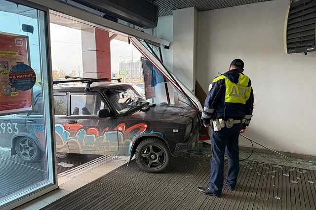 Появилось видео того, как на ВИЗе водитель «семёрки» влетел в «Магнит»
