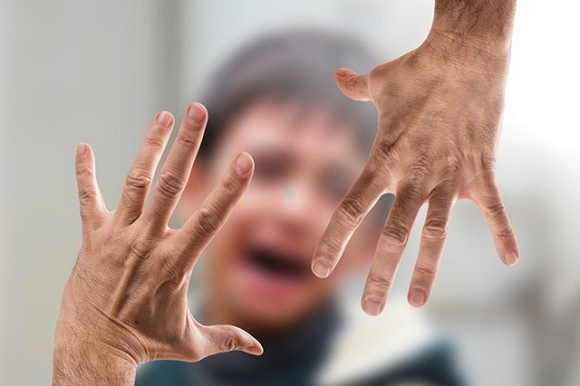 Школьник из Екатеринбурга несколько лет продавал свои интимные фото извращенцу, чтобы заработать