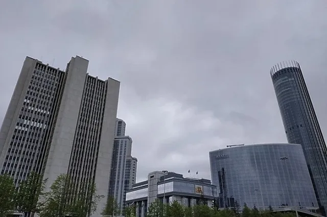 В Екатеринбурге к зданиям Заксобрания и Правительства стянули полицейские машины и экстренные службы