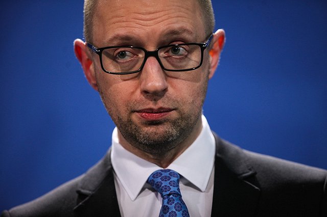 Яценюк продолжает борьбу с георгиевской ленточкой на Украине