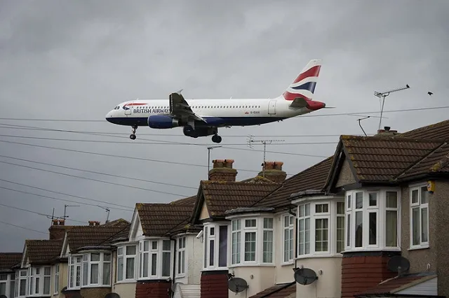 В британских аэропортах будут обеззараживать самолеты от вируса Зика