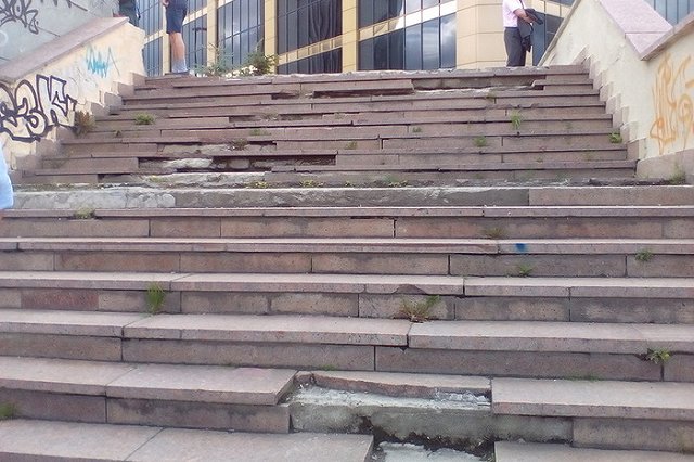 Дмитрий Губерниев отругал мэрию Екатеринбурга за ступеньки на набережной