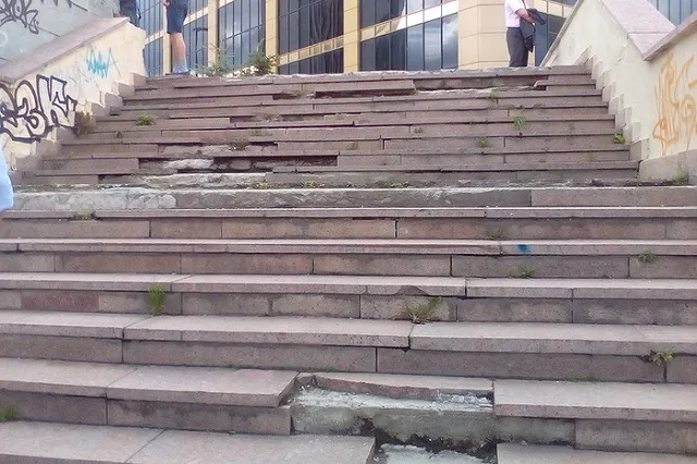 Дмитрий Губерниев отругал мэрию Екатеринбурга за ступеньки на набережной