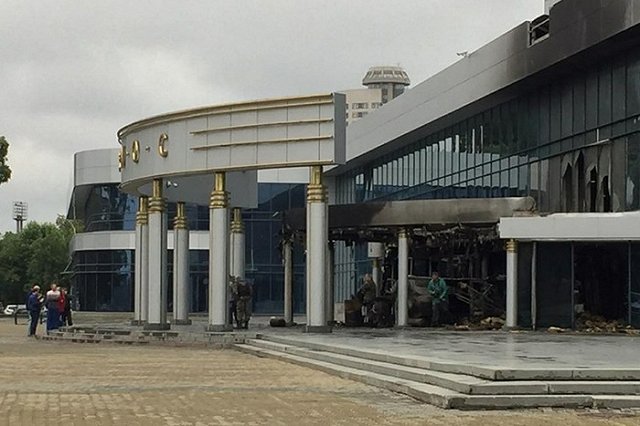 Антон Симаков презентует «Матильду» напротив входа в ККТ «Космос»