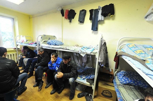 Виновные в регистрации 7 тыс. человек в квартире Екатеринбурга ответят за это