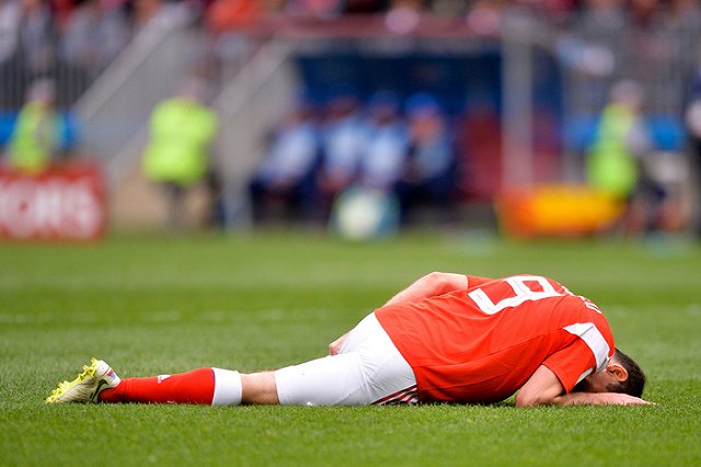 От футболиста сборной России ушла жена