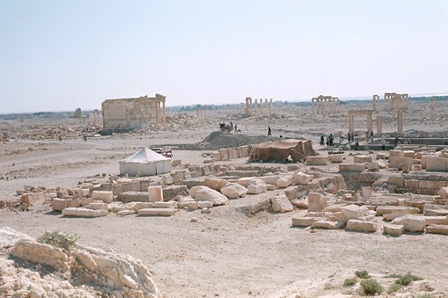 Мантуров заявил о планах начать в Сирии производство стройматериалов