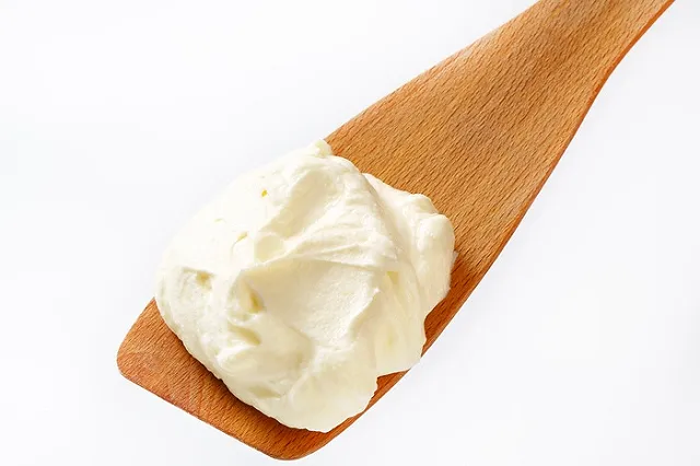 В Кольцово пассажирка из Стамбула пыталась провезти 6 ведер массы для сыроварни