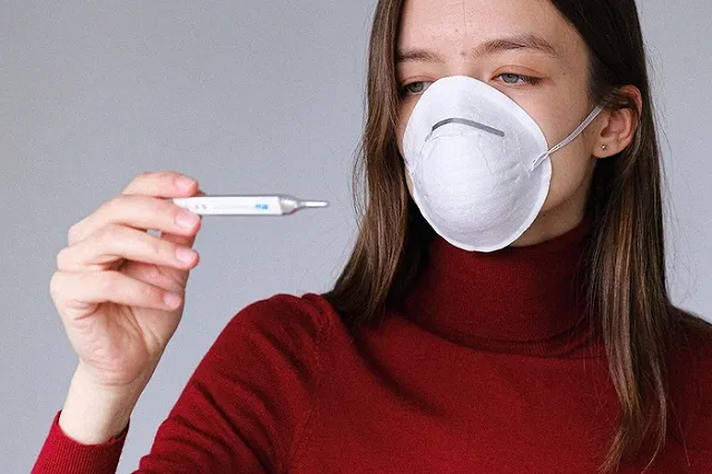 Врач из «красной зоны» назвал фатальную ошибку при лечении коронавируса дома