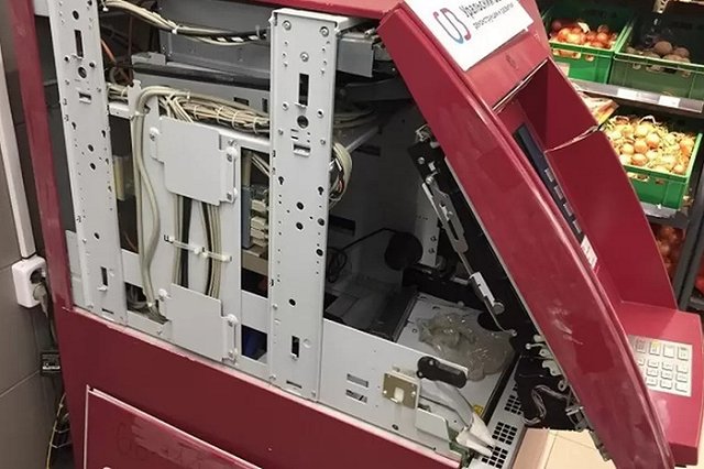 В Свердловской области парни не сумели взломать банкомат и украли коньяк