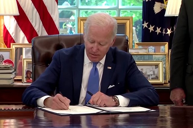 Байден подписал закон о поставках Украине вооружений по ленд-лизу