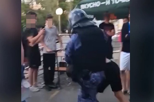 В ТЦ Екатеринбурга силовики скрутили подростка