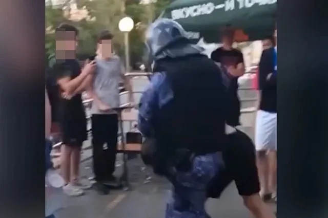 В ТЦ Екатеринбурга силовики скрутили подростка