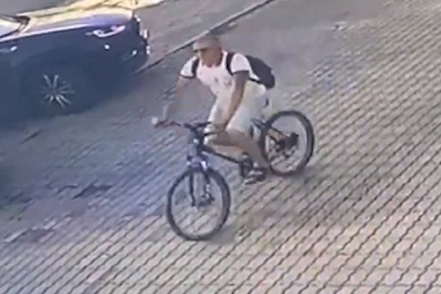 В Екатеринбурге объявился велосипедист, который шлёпает девушек