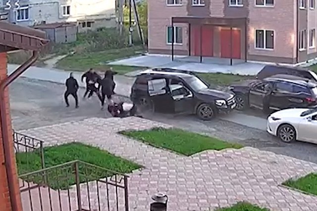 В свердловском городе неизвестные устроили разборки прямо посреди улицы