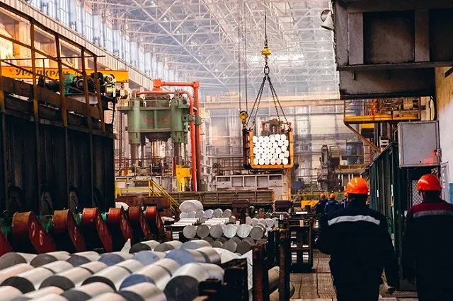 Крупнейший завод Свердловской области поднял зарплату своим сотрудникам