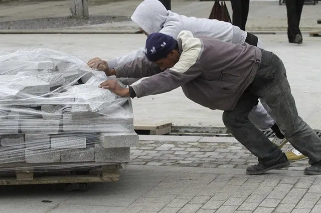 Путин разрешил выдворять из России работающих не по профессии мигрантов