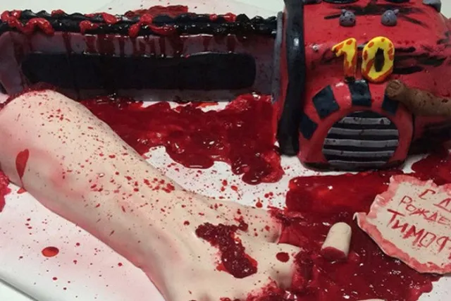 Торт в виде отпиленной руки стал причиной проверки семьи в Кирове