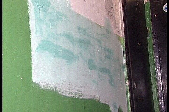 В Екатеринбурге «должница» заставила коллекторшу красить стены в подъезде