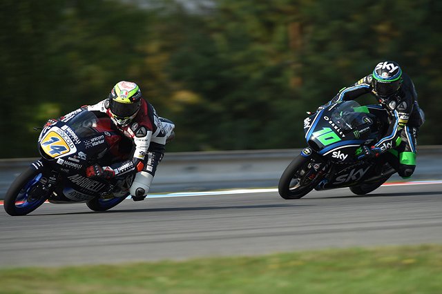 Мотогонщик на полном ходу выжал тормоз на руле соперника