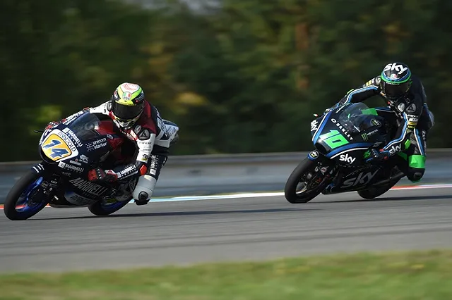 Мотогонщик на полном ходу выжал тормоз на руле соперника