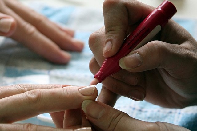 Маникюрша согласилась расплатиться по долгам после ареста инструментов