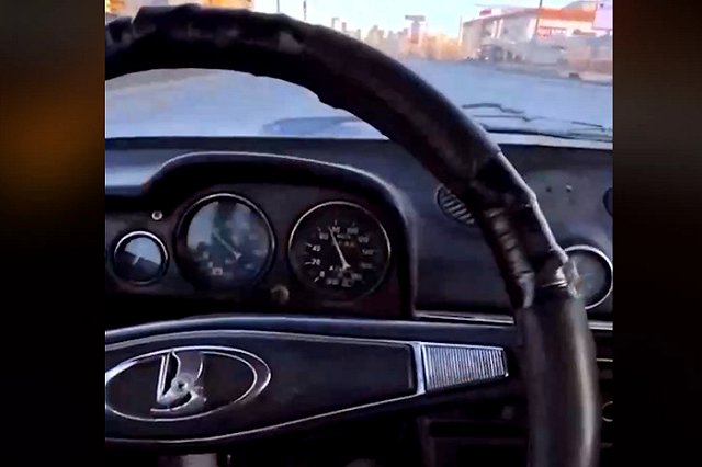 По Екатеринбургу гоняет автохулиган и намеренно нарушает ПДД