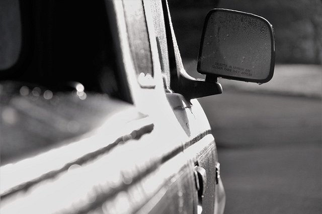 На ЖБИ автоворы сняли зеркала с Mercedes и Lexus