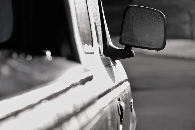 На ЖБИ автоворы сняли зеркала с Mercedes и Lexus