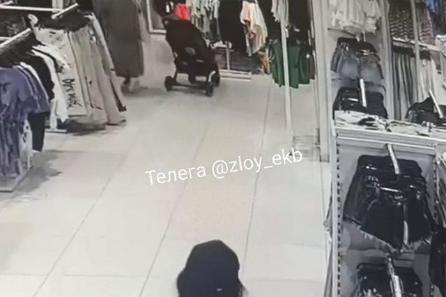 В ТЦ «Карнавал» женщина отобрала iPhone 14 у ребёнка