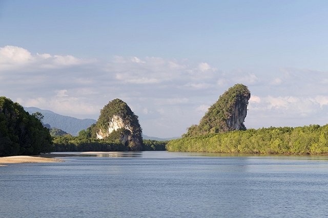 На Пхукете россиянин сорвался со скалы в море и погиб