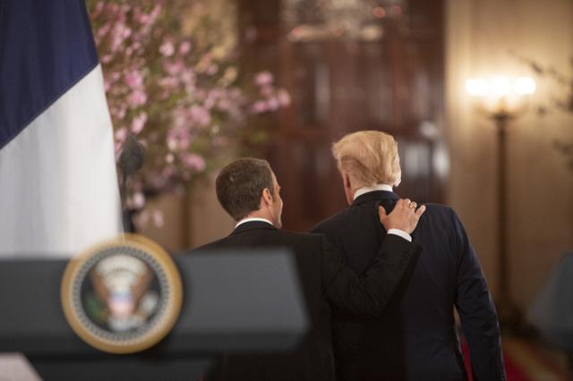 Макрон сравнил разговоры с Трампом с содержимым сосиски