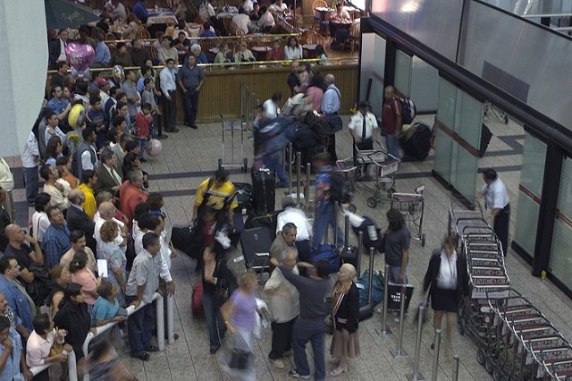 Сын опозорил мать надписью на табличке в аэропорту