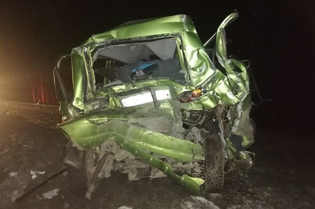 На Урале водитель вылетела на встречную полосу и врезалась в автобус