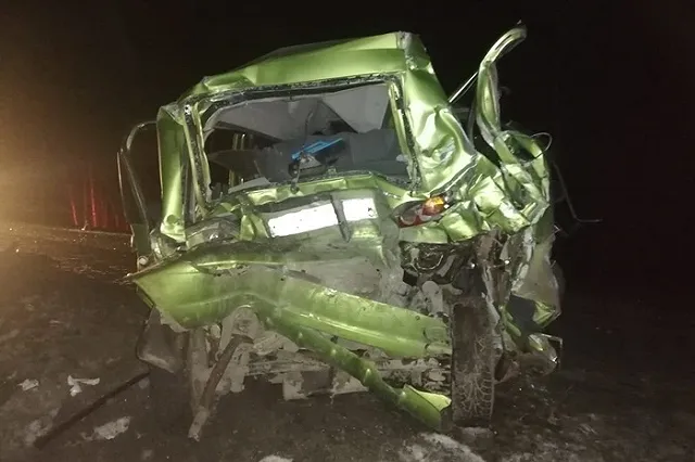 На Урале водитель вылетела на встречную полосу и врезалась в автобус