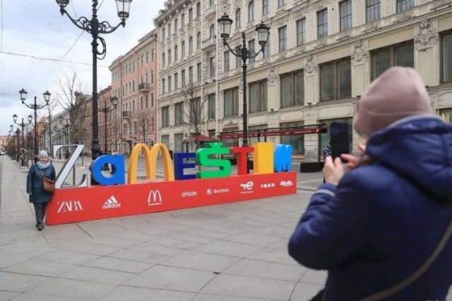 Композицию ZAMESTIM из букв ушедших из России брендов демонтировали