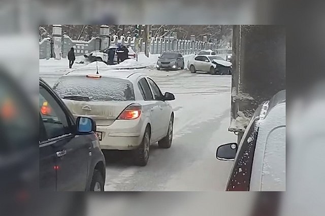 В Екатеринбурге легковушка столкнулась с машиной спецслужб