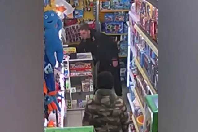 В Екатеринбурге наглый вор украл у продавца в магазине дорогой iPhone