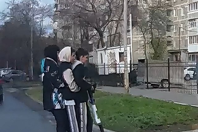 Екатеринбургские школьники втроём прокатились на одном самокате и получили значительный штраф