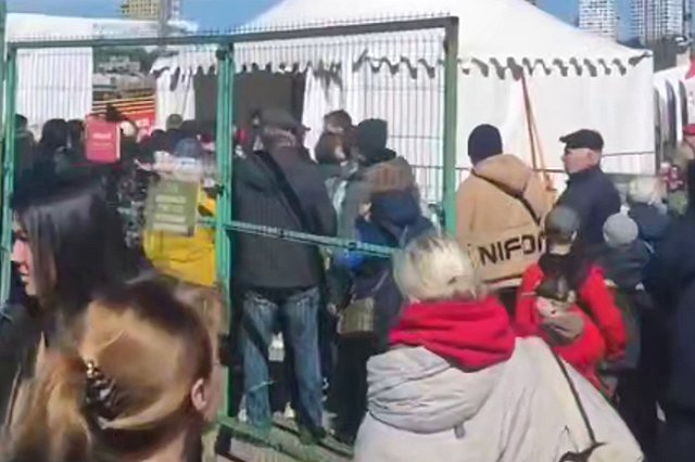 В парке Маяковского выстроилась просто гигантская очередь. Что случилось?