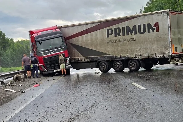 Под Екатеринбургом на трассе образовалась огромная пробка из-за фуры, перегородившей дорогу