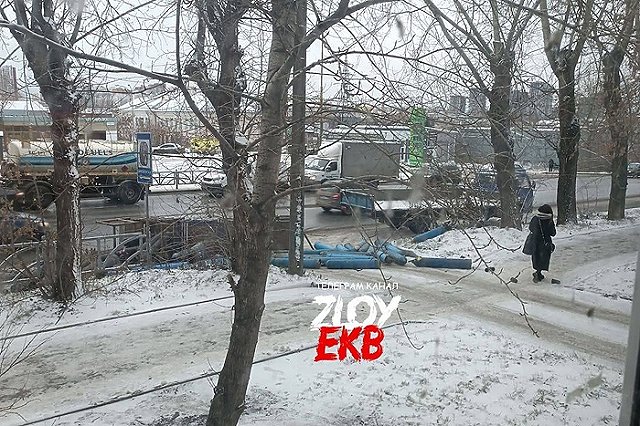 Газовые баллоны высыпались из кузова грузовика в Екатеринбурге