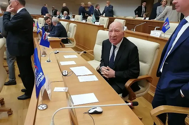 Старожил ЗакСО потребовал от нового спикера запретить новичкам курить в здании