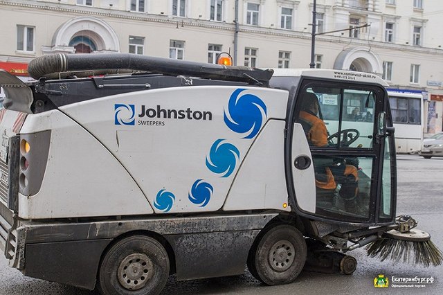 Мэрия: Улицы Екатеринбурга начали мыть с шампунем