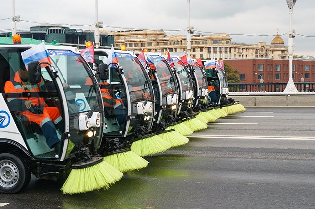 Центр Екатеринбурга ждёт уборка: тротуары и остановки очистят от пыли и мусора