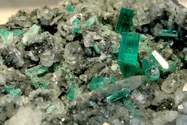 Двум екатеринбуржцам вынесли приговор за попытку незаконной продажи изумруда