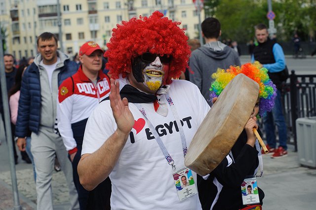 Москвичи выбросили из окна шумного нигерийского болельщика