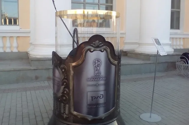В Екатеринбурге у ЖД вокзала поставили гигантский подстаканник
